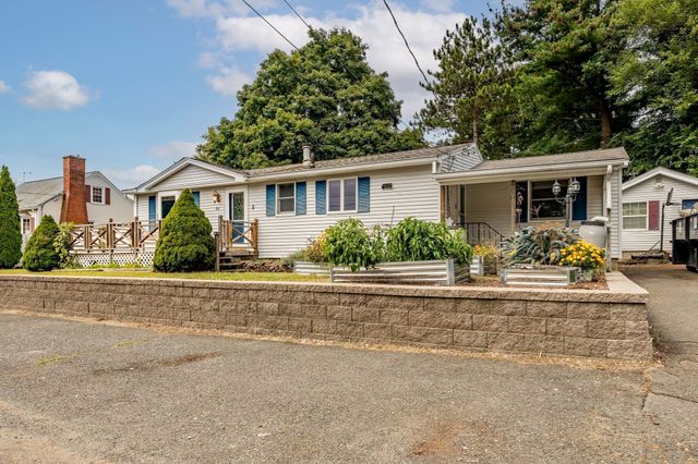 80 Quartus St, Chicopee, MA 01013