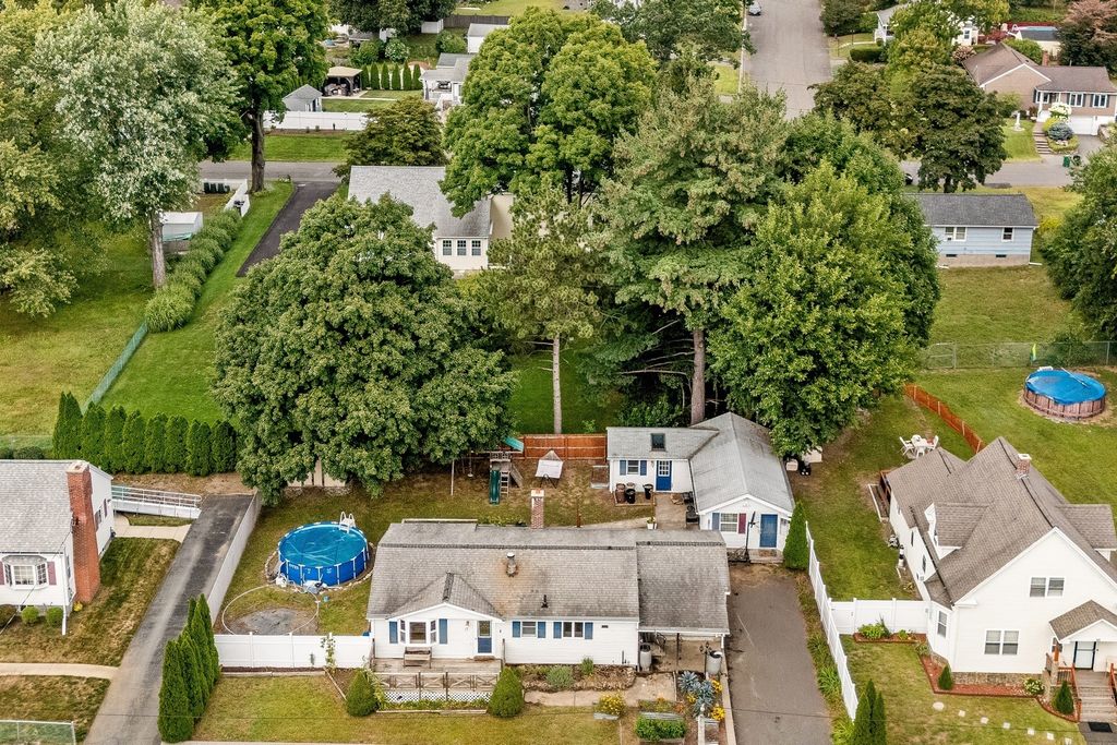 80 Quartus St, Chicopee, MA 01013