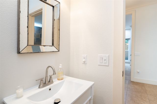 4242 Travis Street 111, Dallas, TX 75205