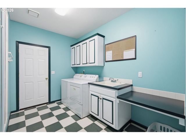 3379 S LAMBERT St, Eugene, OR 97405