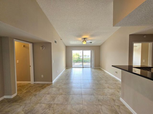 140 Yacht Club Way 305, Hypoluxo, FL 33462