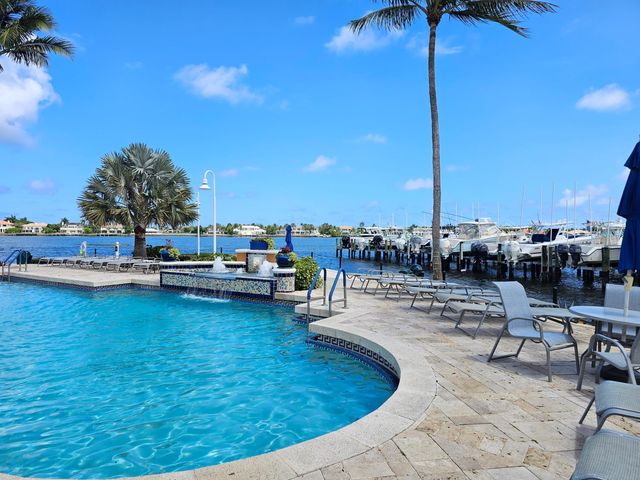 140 Yacht Club Way 305, Hypoluxo, FL 33462