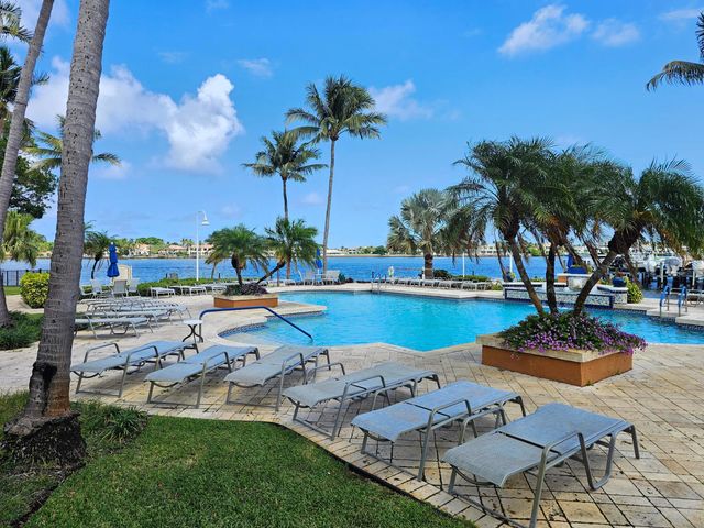 140 Yacht Club Way 305, Hypoluxo, FL 33462