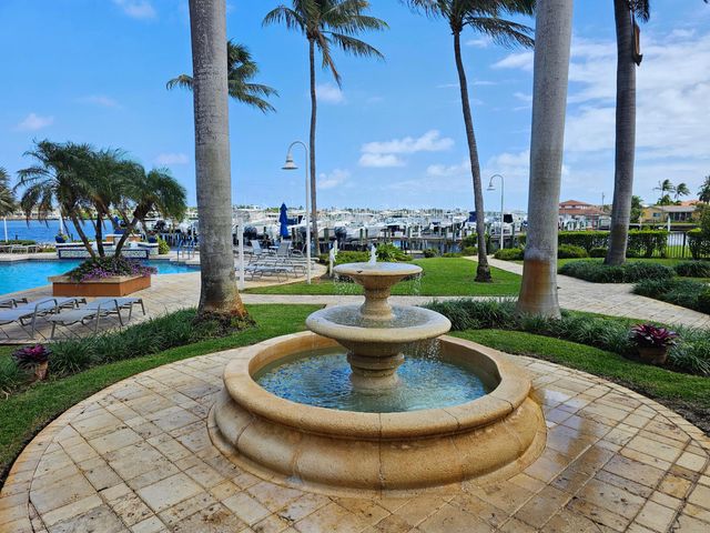 140 Yacht Club Way 305, Hypoluxo, FL 33462