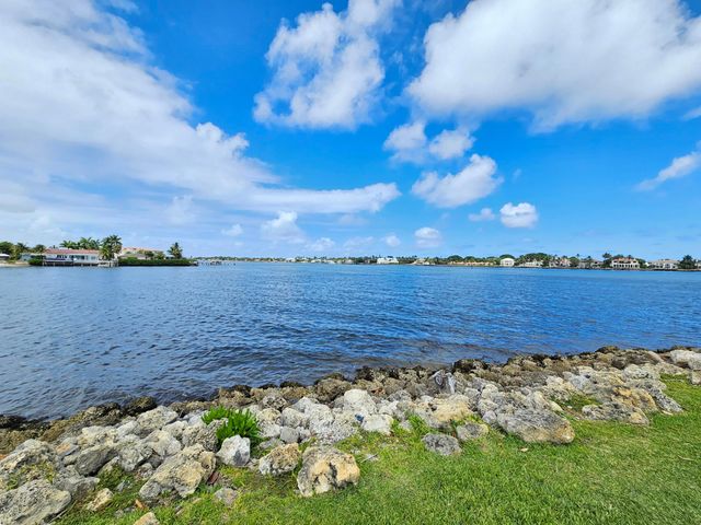 140 Yacht Club Way 305, Hypoluxo, FL 33462