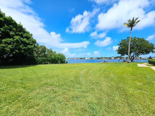 140 Yacht Club Way 305, Hypoluxo, FL 33462