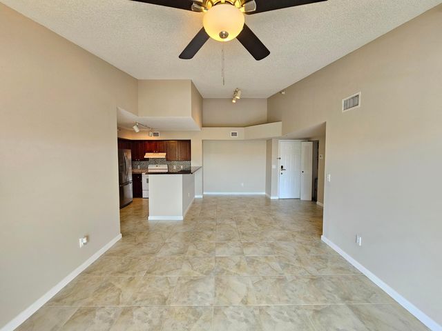 140 Yacht Club Way 305, Hypoluxo, FL 33462