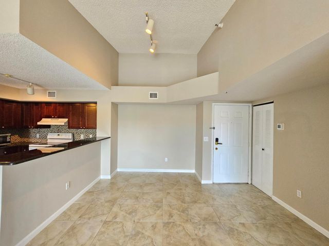 140 Yacht Club Way 305, Hypoluxo, FL 33462