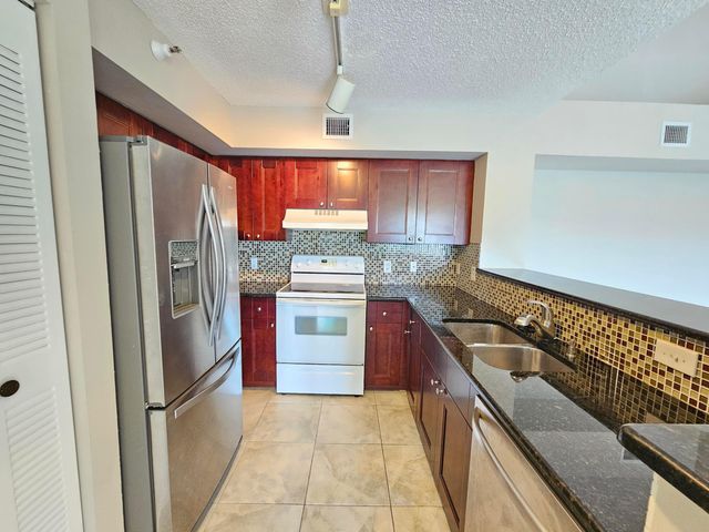 140 Yacht Club Way 305, Hypoluxo, FL 33462