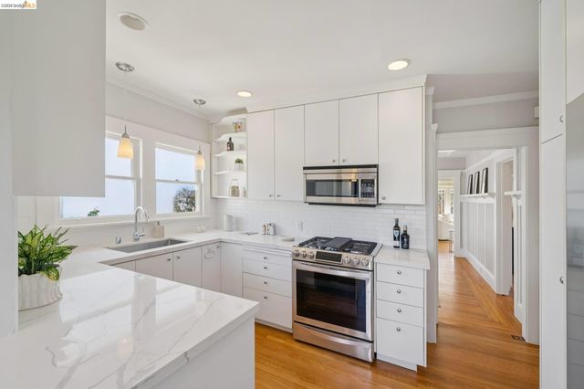 1524 Hampel St, Oakland, CA 94602