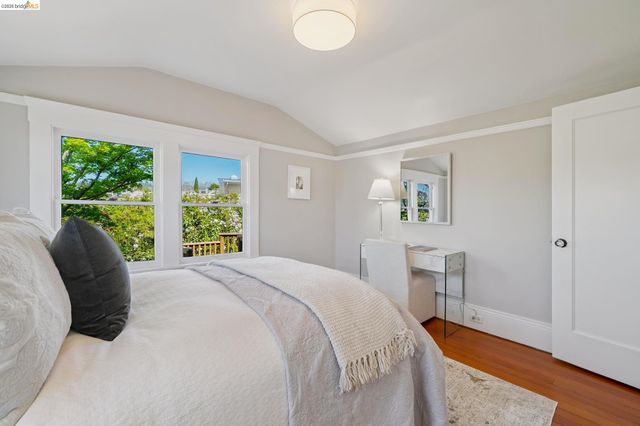 1524 Hampel St, Oakland, CA 94602