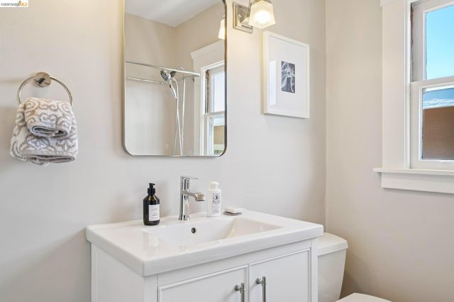 1524 Hampel St, Oakland, CA 94602