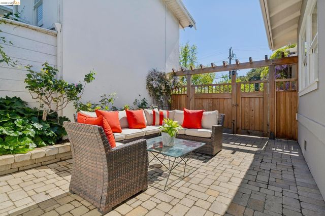 1524 Hampel St, Oakland, CA 94602