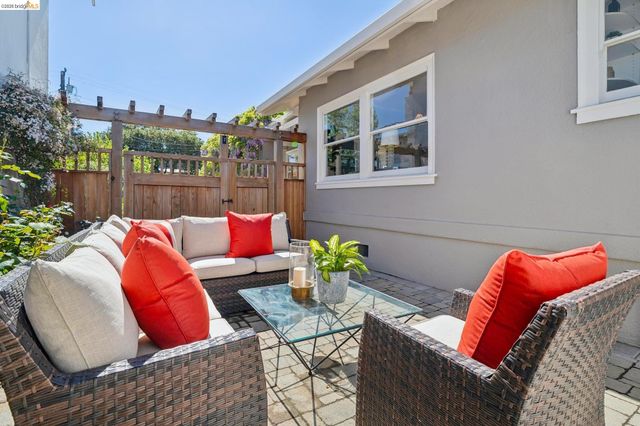 1524 Hampel St, Oakland, CA 94602