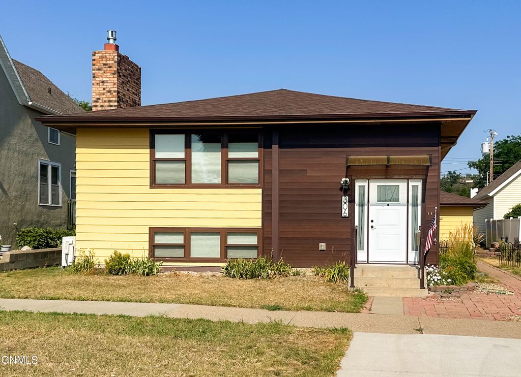 306 1st Avenue NE, Mandan, ND 58554 photo 1