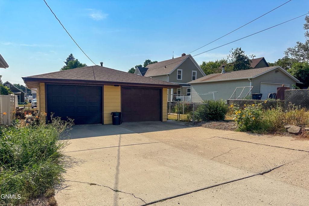 306 1st Avenue NE, Mandan, ND 58554 photo 2