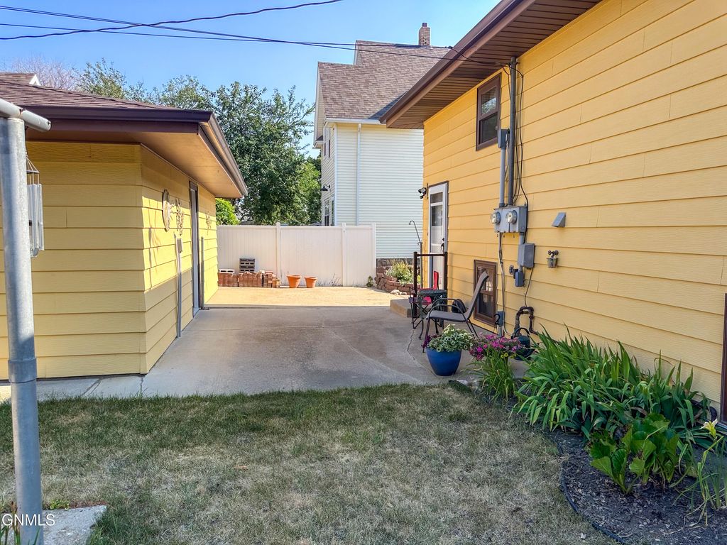 306 1st Avenue NE, Mandan, ND 58554 photo 4