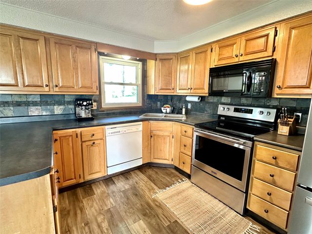 21 Eagle Drive, Grinnell, IA 50112