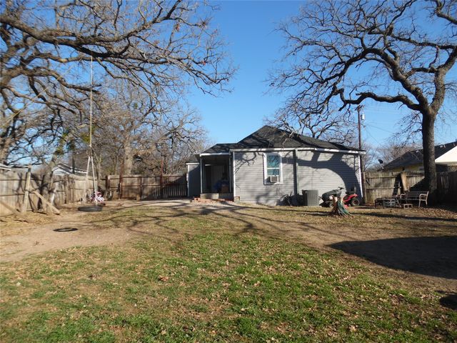 1307 N Elm Street, Weatherford, TX 76086