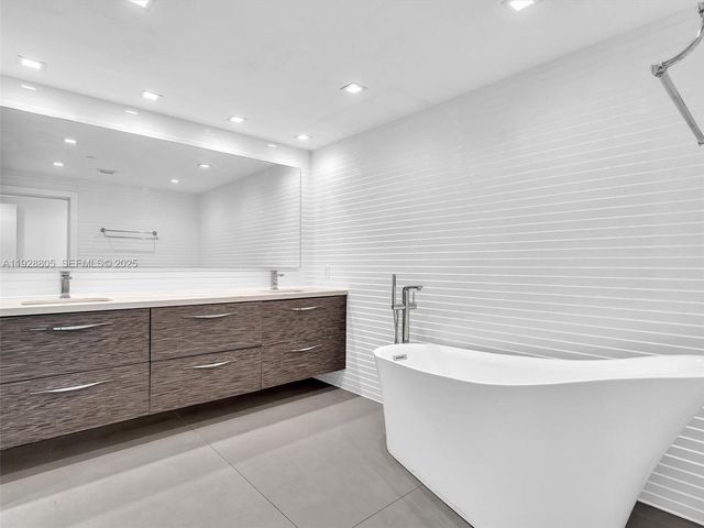 19667 Turnberry Way 27D, Aventura, FL 33180