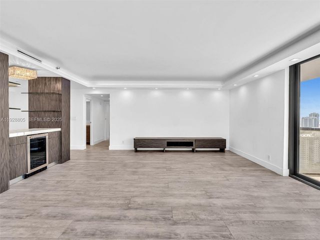 19667 Turnberry Way 27D, Aventura, FL 33180