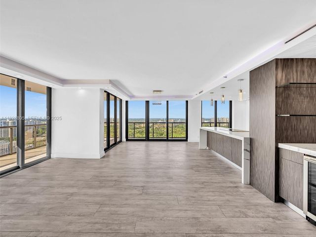 19667 Turnberry Way 27D, Aventura, FL 33180