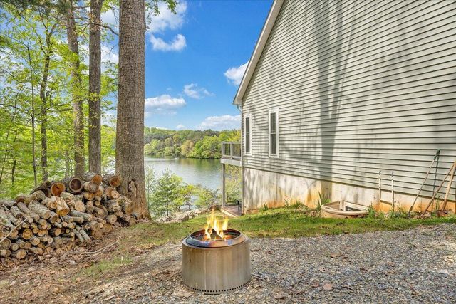 1373 Thomason LN, Goodview, VA 24095