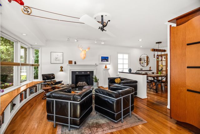 9 Williamsburg Court, Evanston, IL 60203