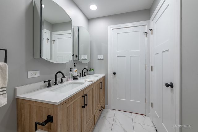 20052 S Sycamore Drive, Frankfort, IL 60423