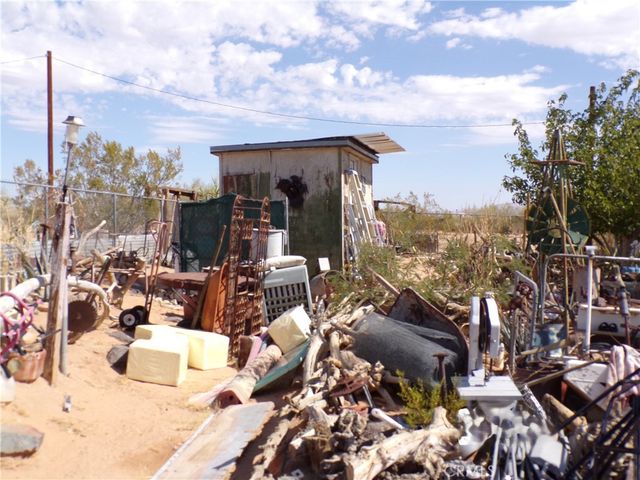 1825 Noble Way, Landers, CA 92285