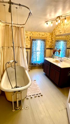 406 S Genesee Street, Morrison, IL 61270