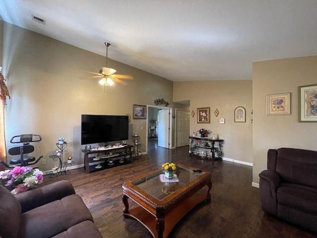 Image 2 of property listing at 1728 Saltbrush Avenue, Coalinga, CA 93210