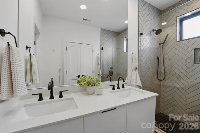 1004 Westbrook Drive B, Charlotte, NC 28202