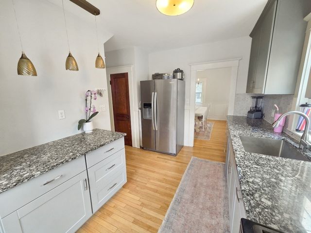 70 Chestnut St, Fairhaven, MA 02719