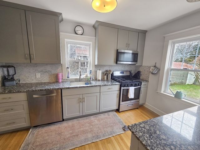 70 Chestnut St, Fairhaven, MA 02719