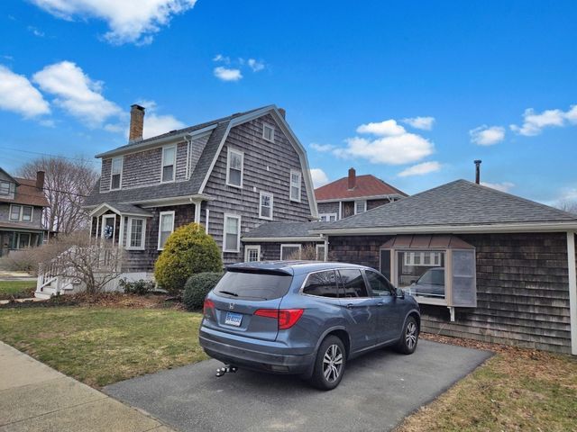 70 Chestnut St, Fairhaven, MA 02719