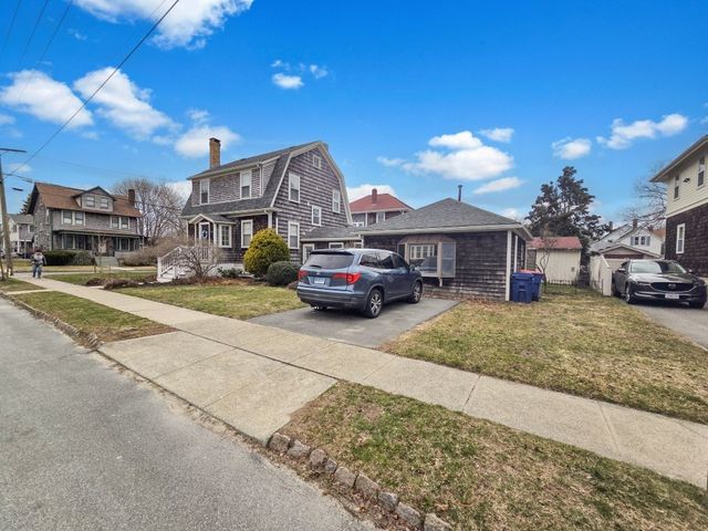 70 Chestnut St, Fairhaven, MA 02719
