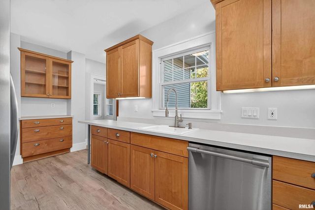 1734 RIDGEWOOD Avenue, Davenport, IA 52803