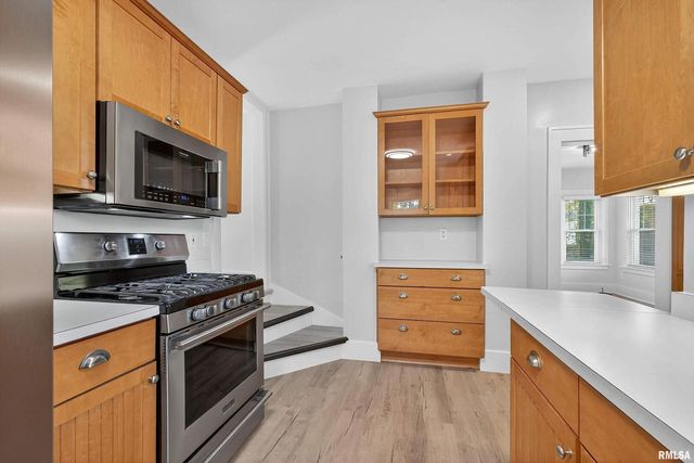 1734 RIDGEWOOD Avenue, Davenport, IA 52803