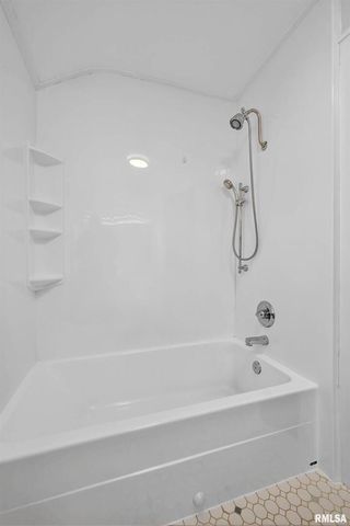 1734 RIDGEWOOD Avenue, Davenport, IA 52803