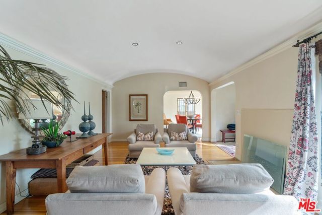 533 N Bronson Avenue, Los Angeles, CA 90004