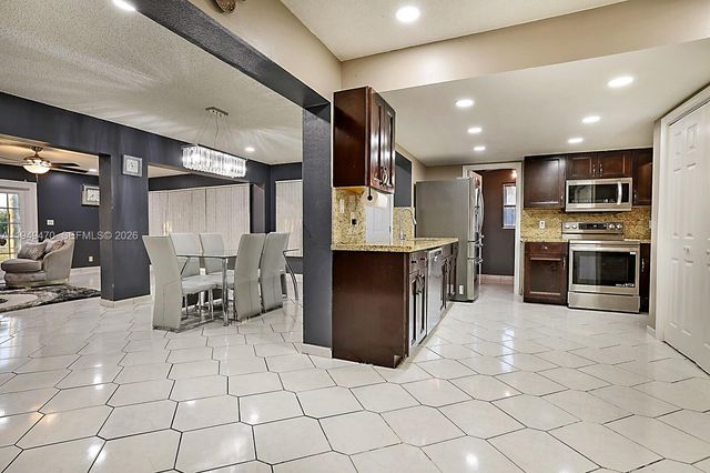 2210 NW 91st Ter, Pembroke Pines, FL 33024