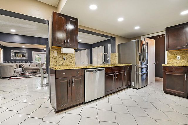 2210 NW 91st Ter, Pembroke Pines, FL 33024