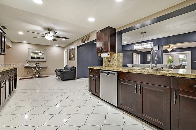 2210 NW 91st Ter, Pembroke Pines, FL 33024