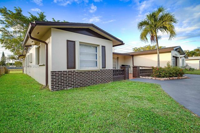 2210 NW 91st Ter, Pembroke Pines, FL 33024