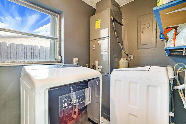 2210 NW 91st Ter, Pembroke Pines, FL 33024