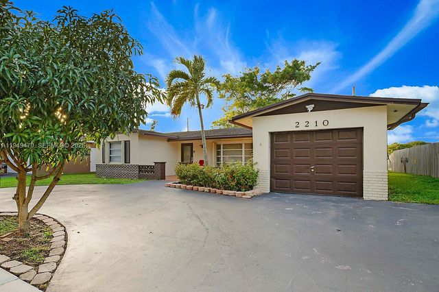 2210 NW 91st Ter, Pembroke Pines, FL 33024