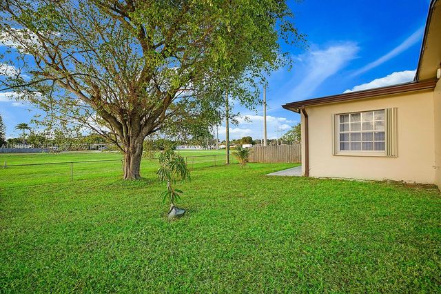 2210 NW 91st Ter, Pembroke Pines, FL 33024