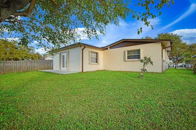 2210 NW 91st Ter, Pembroke Pines, FL 33024