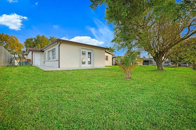 2210 NW 91st Ter, Pembroke Pines, FL 33024